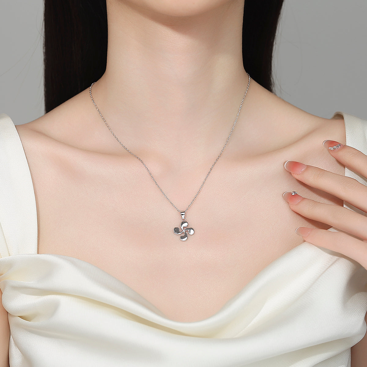 Collar Plata 925mls Lauburu Vasco con Circonita Blanca Central |Tradición, Brillo y Elegancia