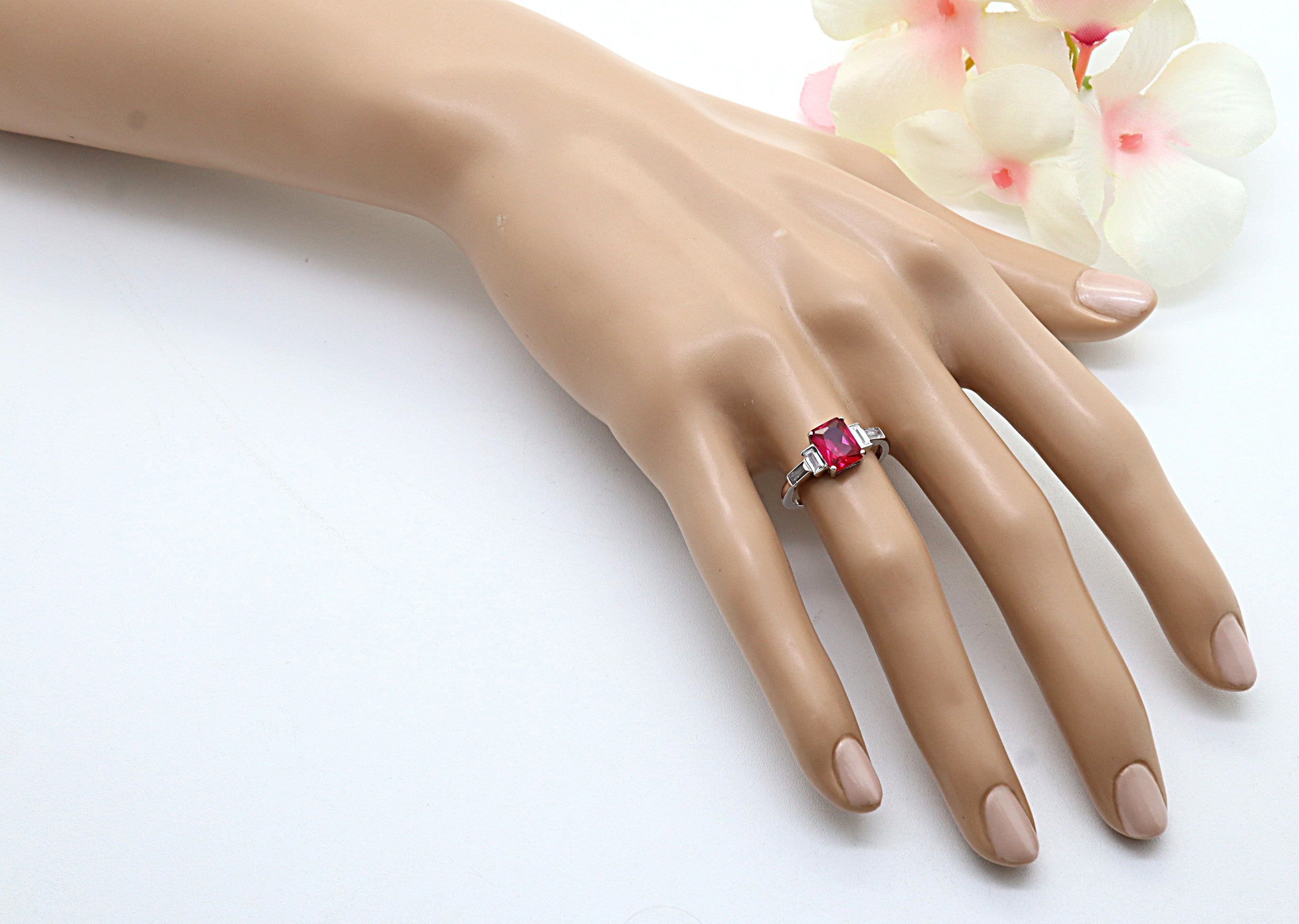 Anillo Plata 925 con Circonita Roja Rubí y 4 Circonitas Blancas | Corte Princesa | Disponible en 6 Tallas | Regalo Elegante para Mujer