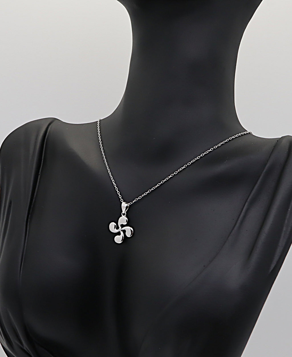 Collar Plata 925mls Lauburu Vasco con Circonita Blanca Central |Tradición, Brillo y Elegancia