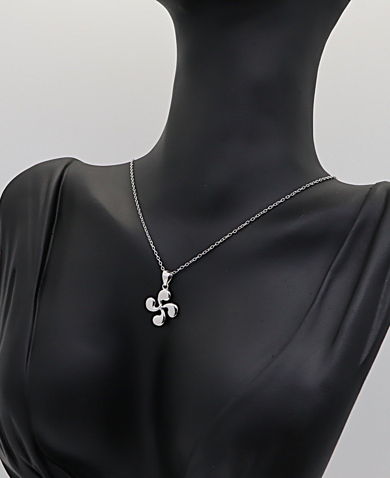 Collar Plata 925mls Lauburu Vasco con Circonita Blanca Central |Tradición, Brillo y Elegancia