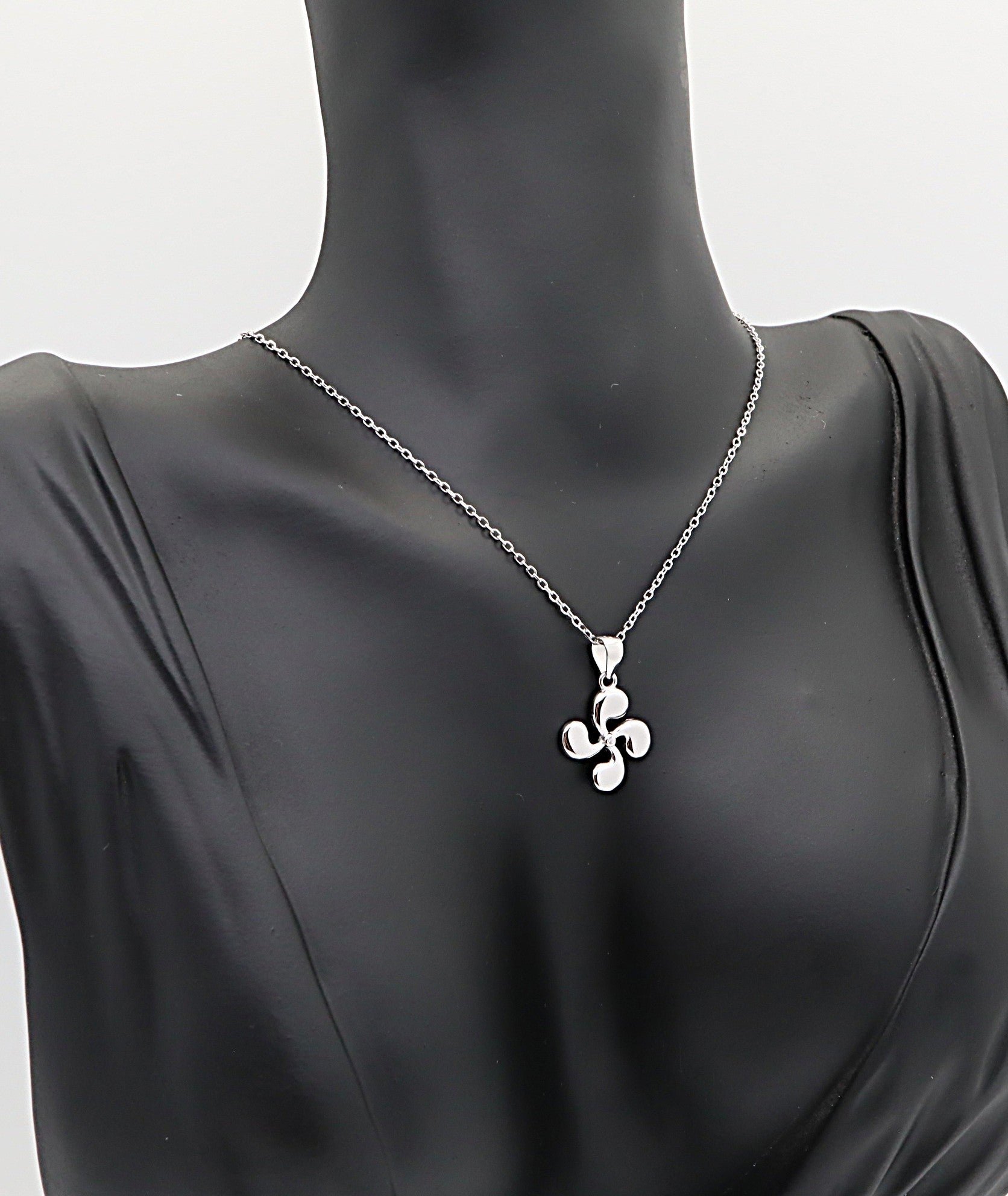 Collar Plata 925mls Lauburu Vasco con Circonita Blanca Central |Tradición, Brillo y Elegancia