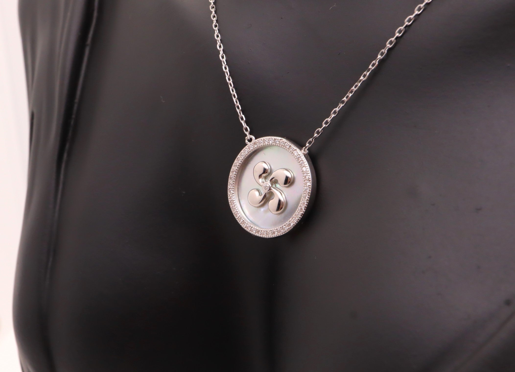 Collar Plata 925mls Lauburu Nácar Circonitas blancas