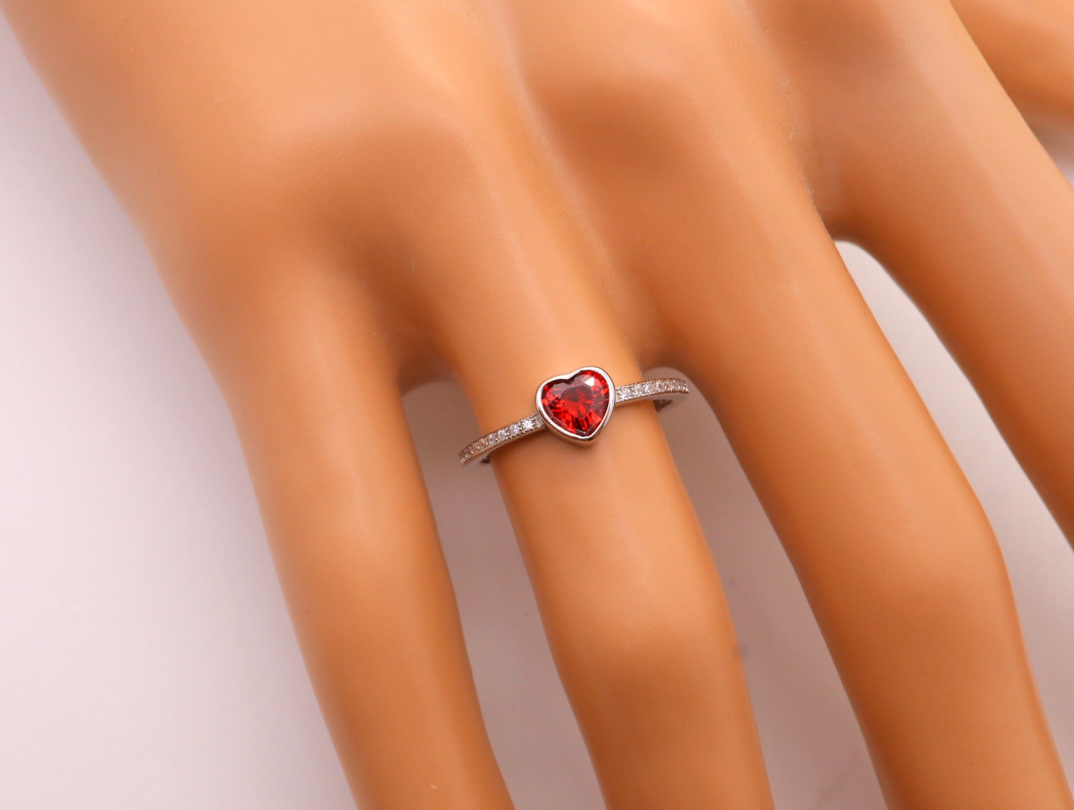 Anillo Plata 925mls Corazón Rojo con Circonitas blancas