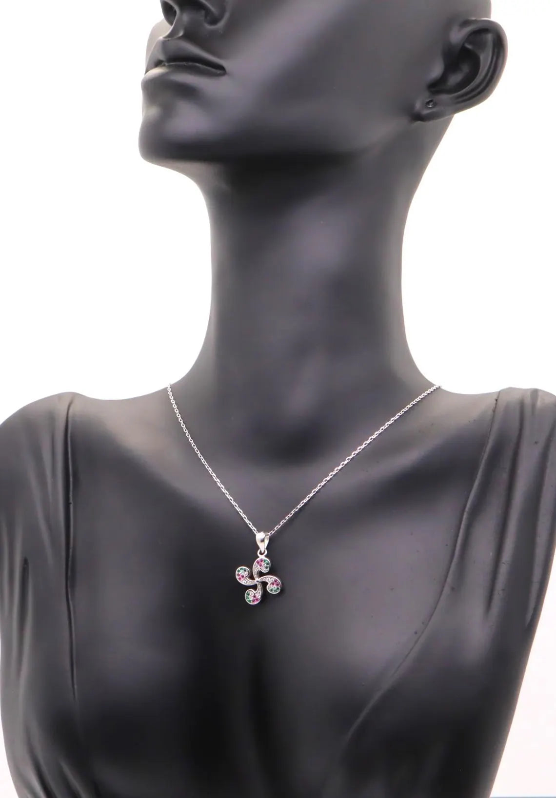 Collar Plata 925mls Lauburu Circonitas color blanco, verde, rubí