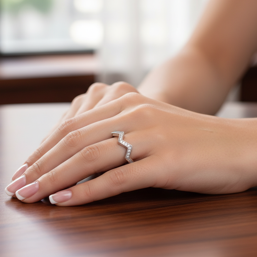 Anillo Plata 925 diseño Zig Zag con Circonitas blancas • Joya moderna minimalista • Regalo elegante para mujer
